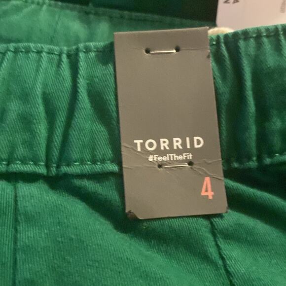 Torrid 3.5 Inch Pull-On Weekend Stretch Twill Short - Picture 6 of 9